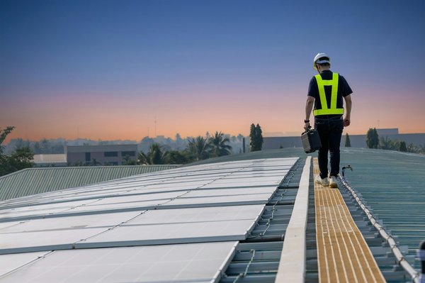 How can you utilize advanced thermal imaging to detect heat loss in a UK detached home?